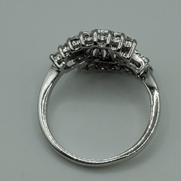 Clear Rhinestone Silver Tone‎ Ring Size 7.75 Asymmetrical Womens Fashion Jewelry - Picture 4 of 9